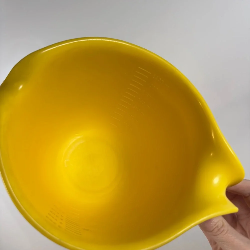 Vintage Rubbermaid 2661 Yellow Batter Mixing Bowl 1.4L Pour Spout Handle Retro
